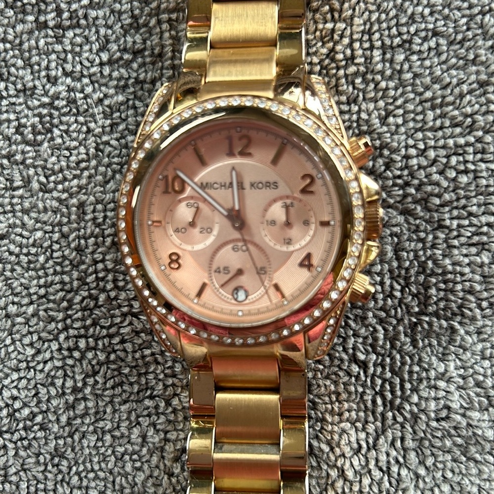 Michael Kors Rose gold coloured watch.